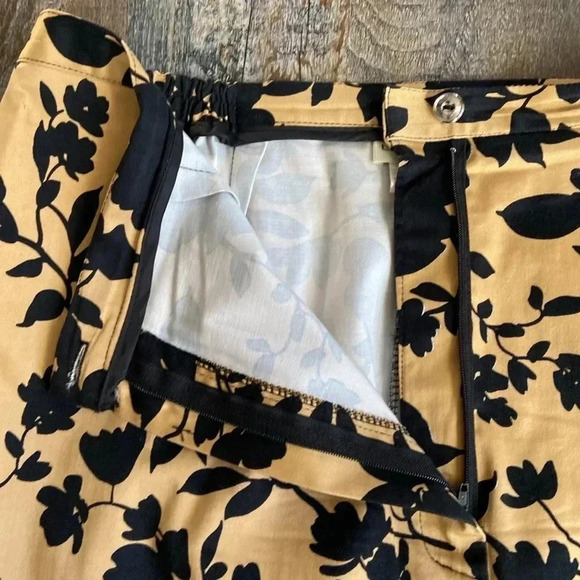 Laura Plus | Floral  Print Skirt - Picture 2 of 4